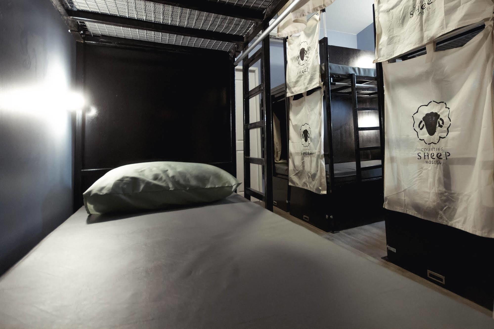 Counting Sheep Hostel Банкок Екстериор снимка